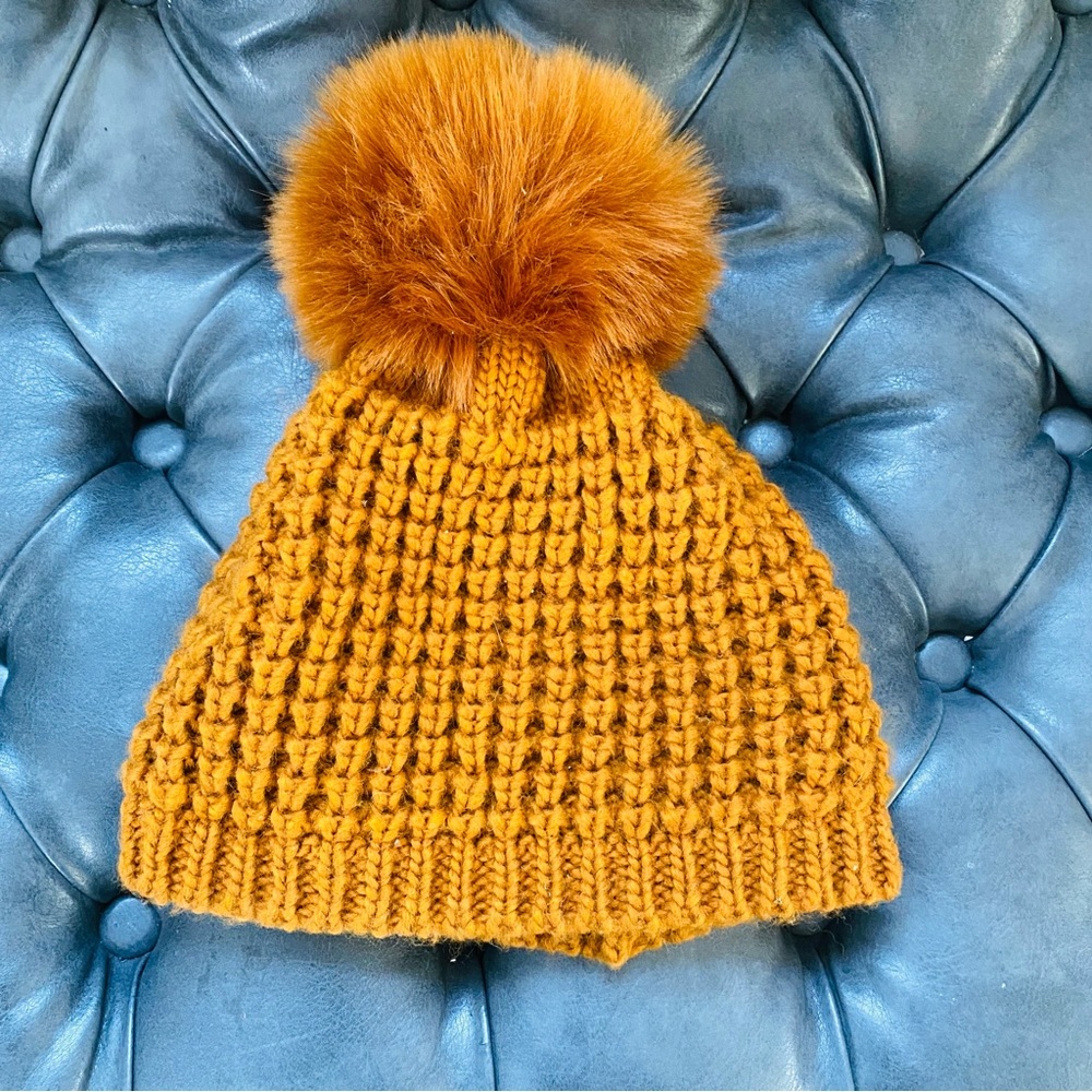 KYI KYI HAT WITH POM POM